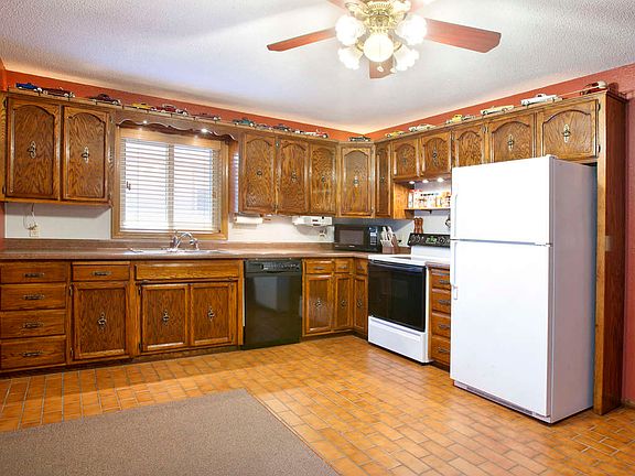 3rd image of 925 35th Ave N