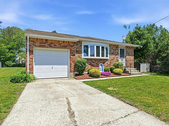3rd image of 98 Evergreen Avenue