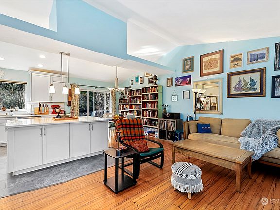 5th image of 2216 NE Thistle Court