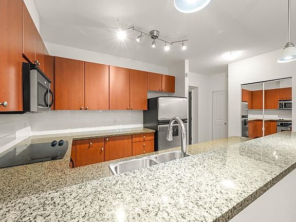 5th image of 11 E Royal Ave #402