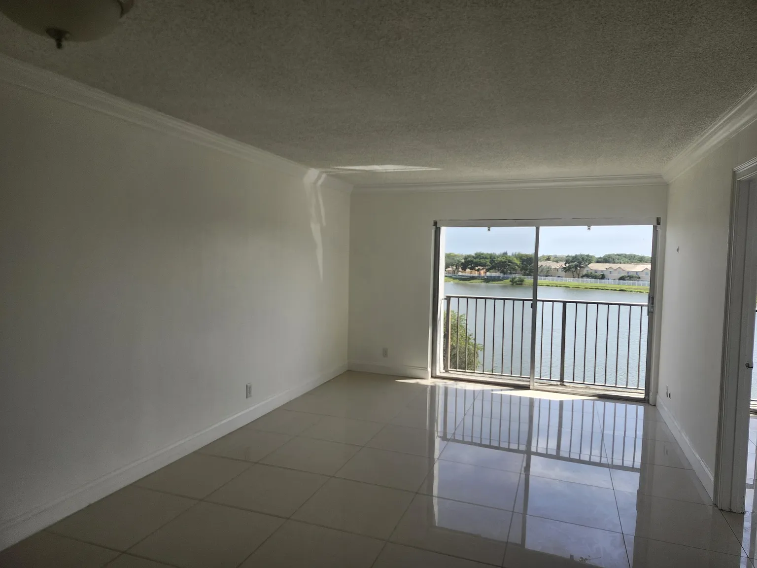 2 bed, 2.0 bath, 832 sqft, $2,025 — Photo 3