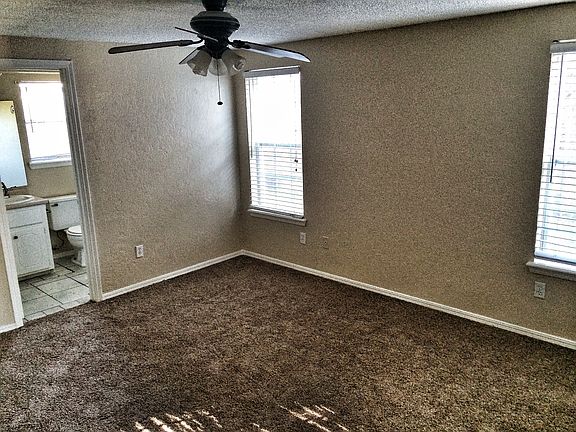 Master Bd w/Full Bath & Walk-In Closet