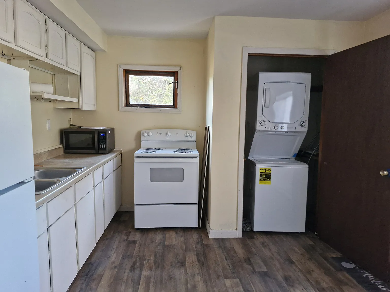 3 bed, 1.5 bath, 940 sqft, $990 — Photo 1