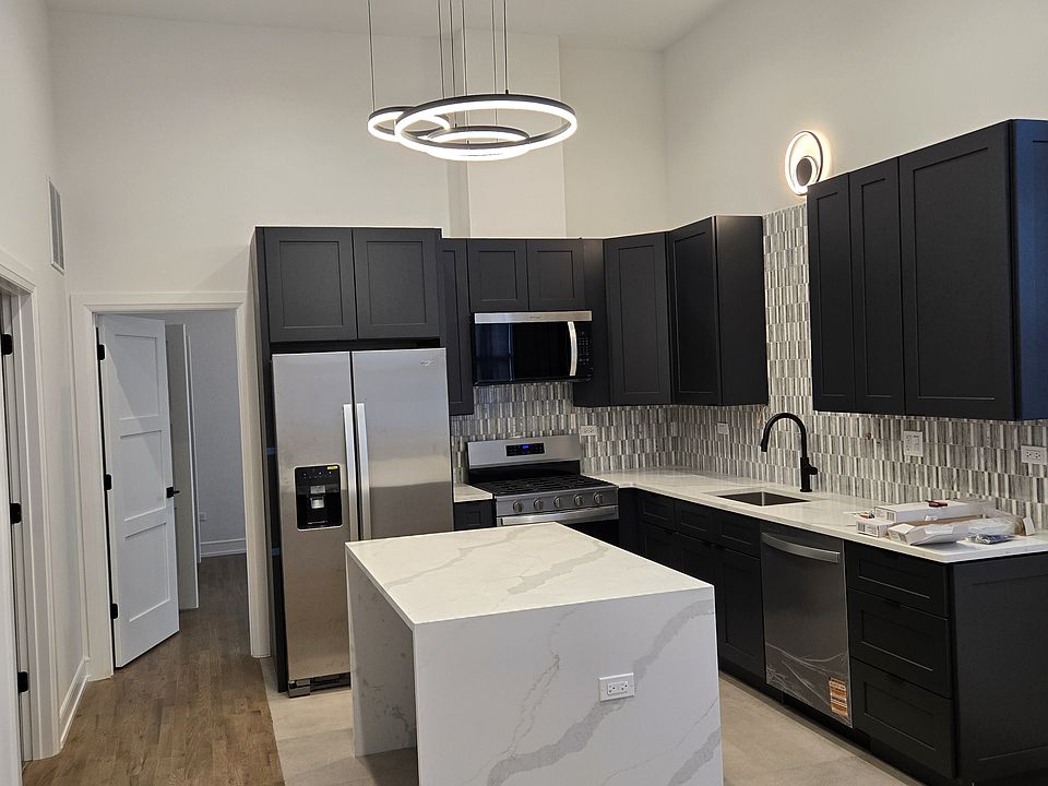 1st image of 2909 N Milwaukee Ave #4