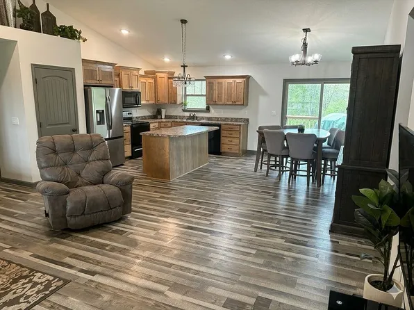 400 Zachary Ct, Holts Summit, MO 65043