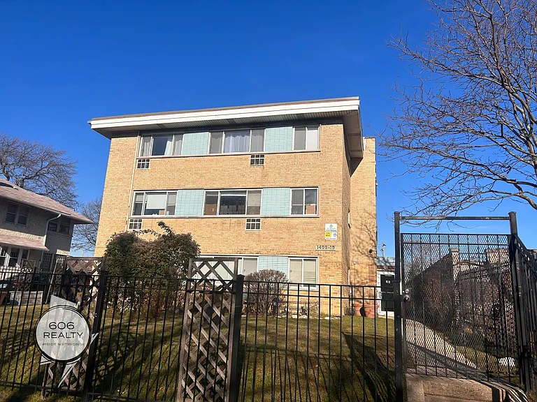 East Rogers Park Units on Juneway! — Photo 1