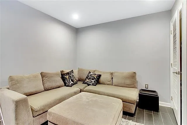 279 Roslyn Ct — Photo 9