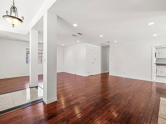 3rd image of 5233 Sylmar Ave