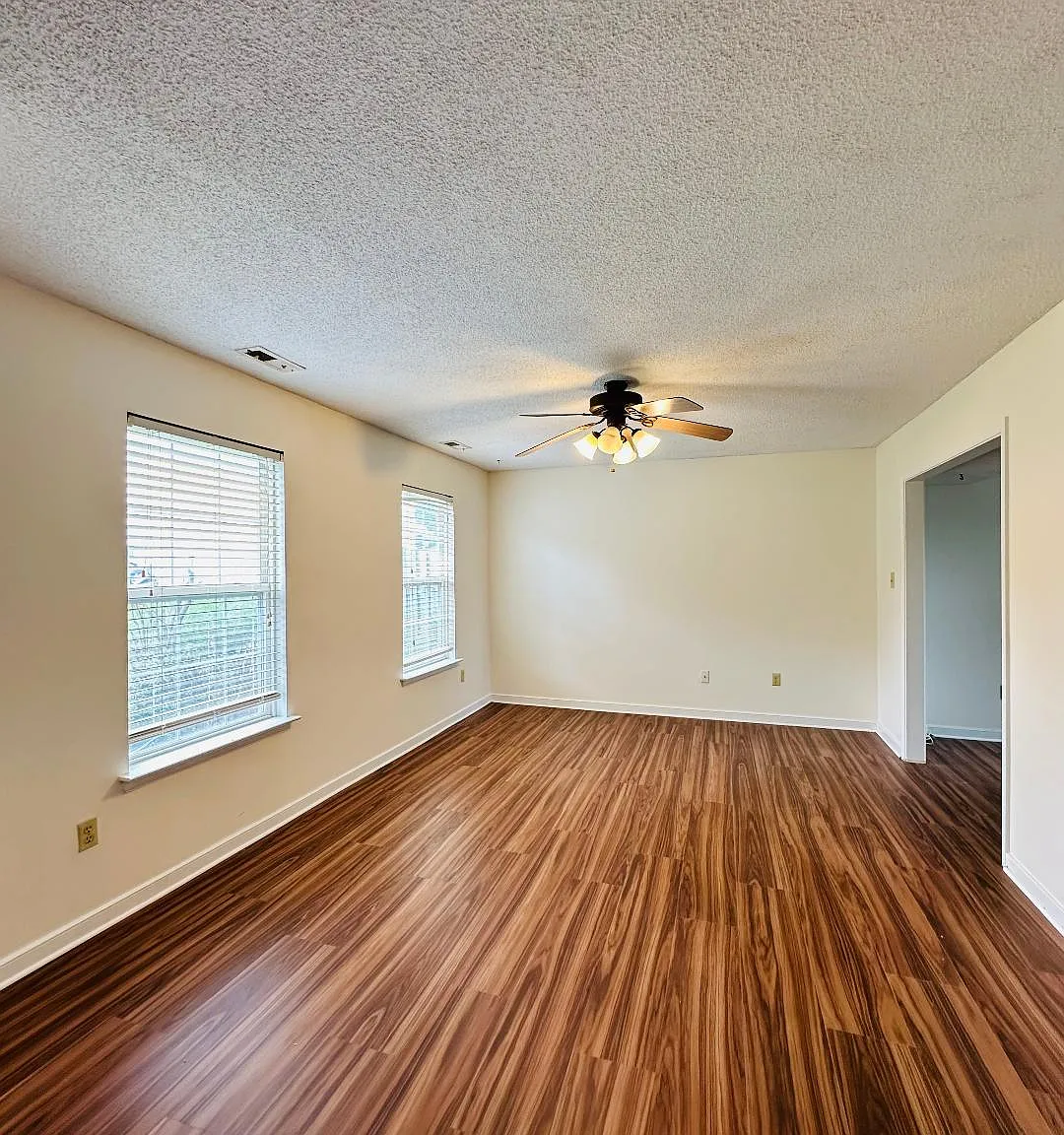 4 bed, 2.5 bath, 1974 sqft, $2,450 — Photo 3