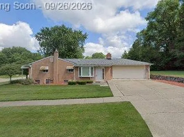 1085 Queen Ct, Milford, MI 48381