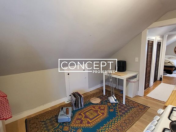 4th image of 216 Banks St #105