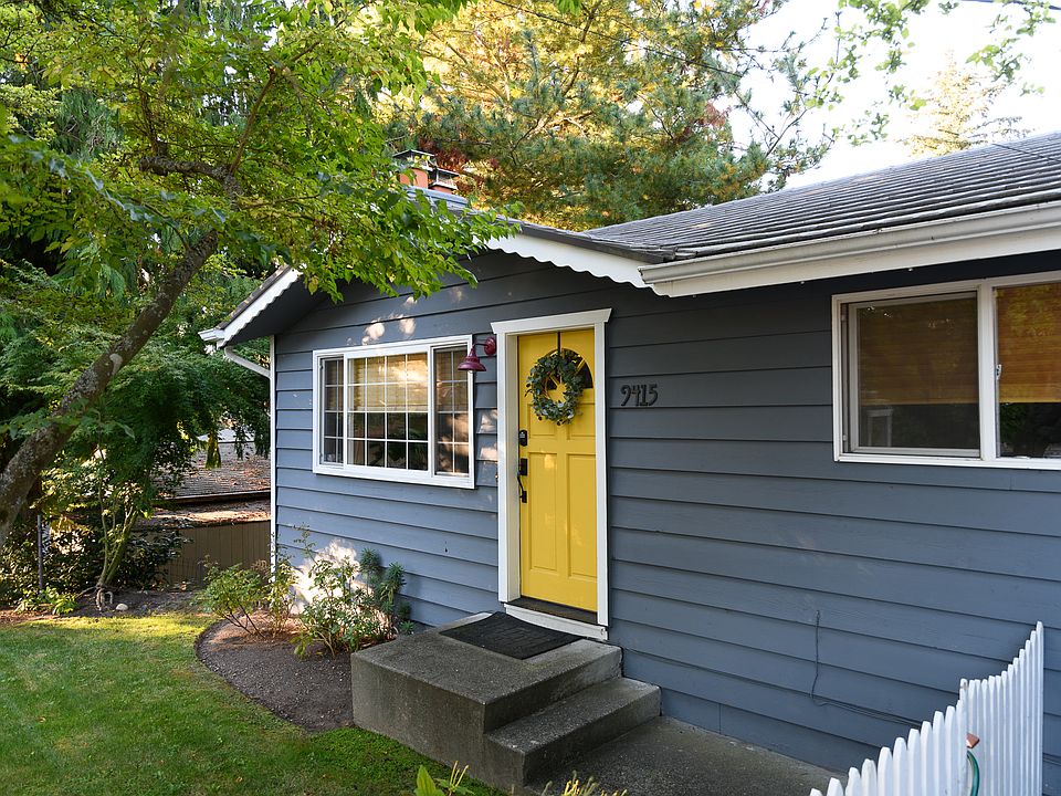 Such a cheery front door! Imagine walking through that every day!
