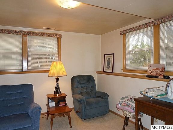 3rd image of 1124 Manor Dr