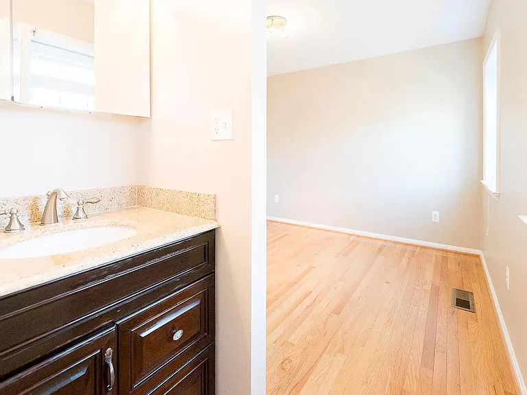 4827 Chevy Chase Dr — Photo 19