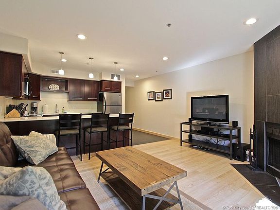 5th image of 1487 Woodside Ave #104B