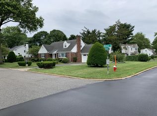 75 Whitney St, Westbury, NY 11590