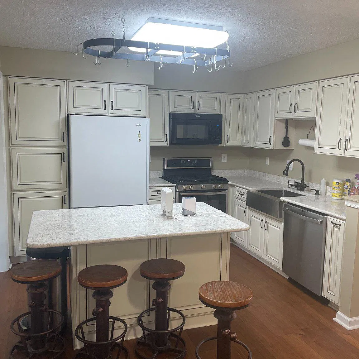 3 bed, 3.0 bath, 1384 sqft, $2,500 — Photo 2