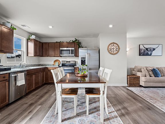 5th image of 304 Dianella St