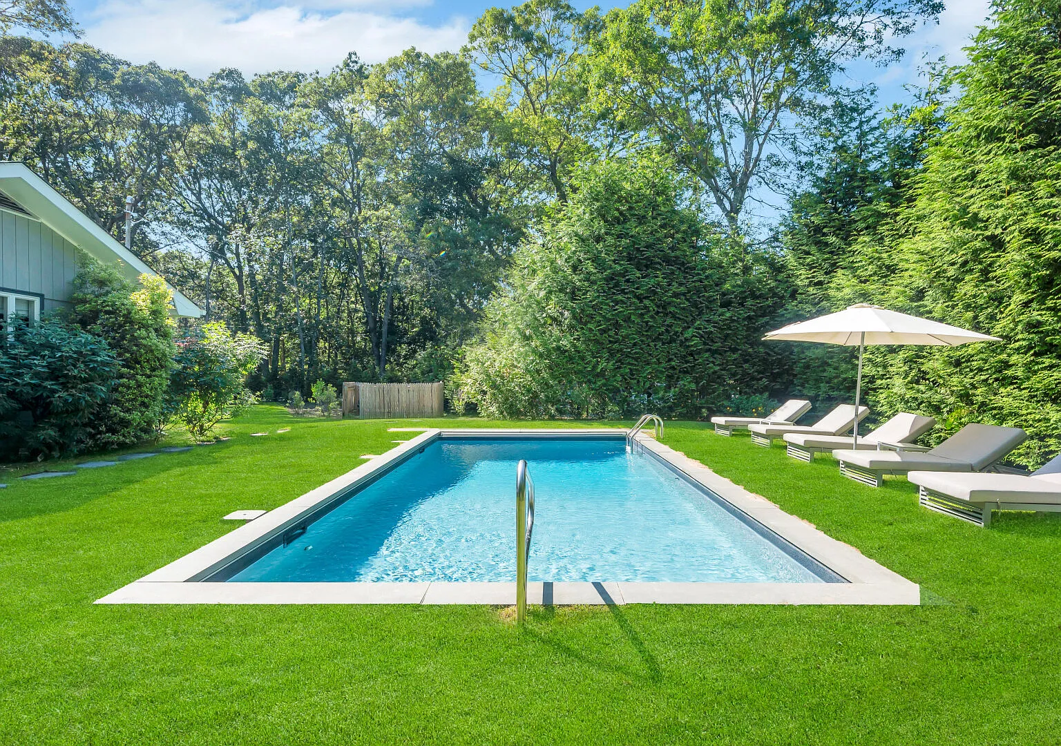 Shingled home, beautiful landscaping and nature, private pool — Photo 2