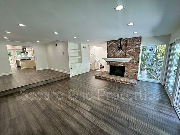 3rd image of 4671 Club View Dr
