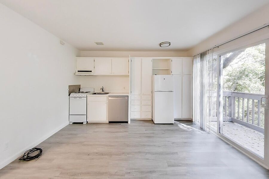 1st image of 17 Devonshire Blvd #3