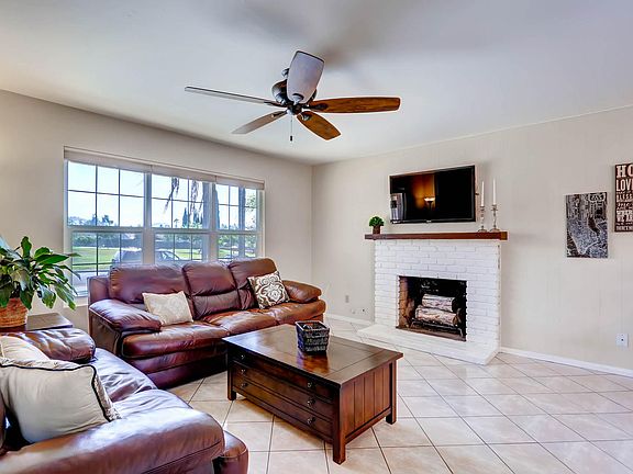 3rd image of 1502 Evergreen Ln