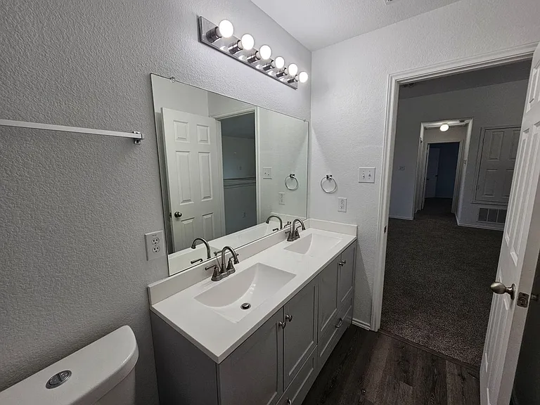 902 Fleming St — Photo 36