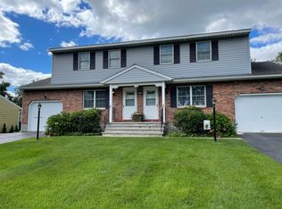 31 Ledgewood Dr #B, Albany, NY 12205