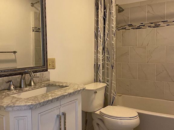 2nd image of 3821 Prytania St #18