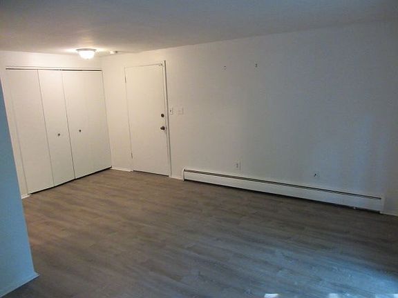 5th image of 31831 Grand River Ave Unit 70