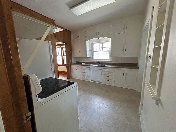 5th image of 920 W 22nd St