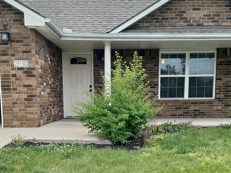 210 NW Michael Dr — Photo 2