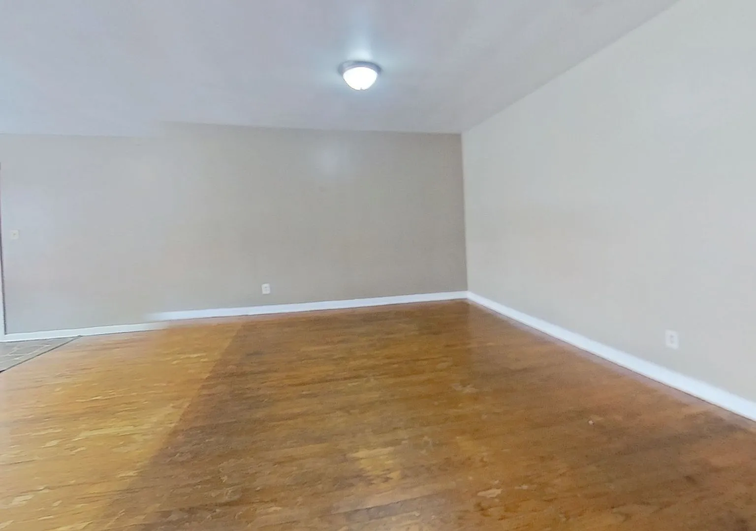 Large Two Bedroom Apartment — Photo 2