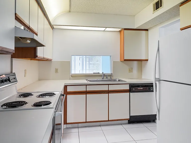 10204 Mangrove Dr #103 — Photo 4
