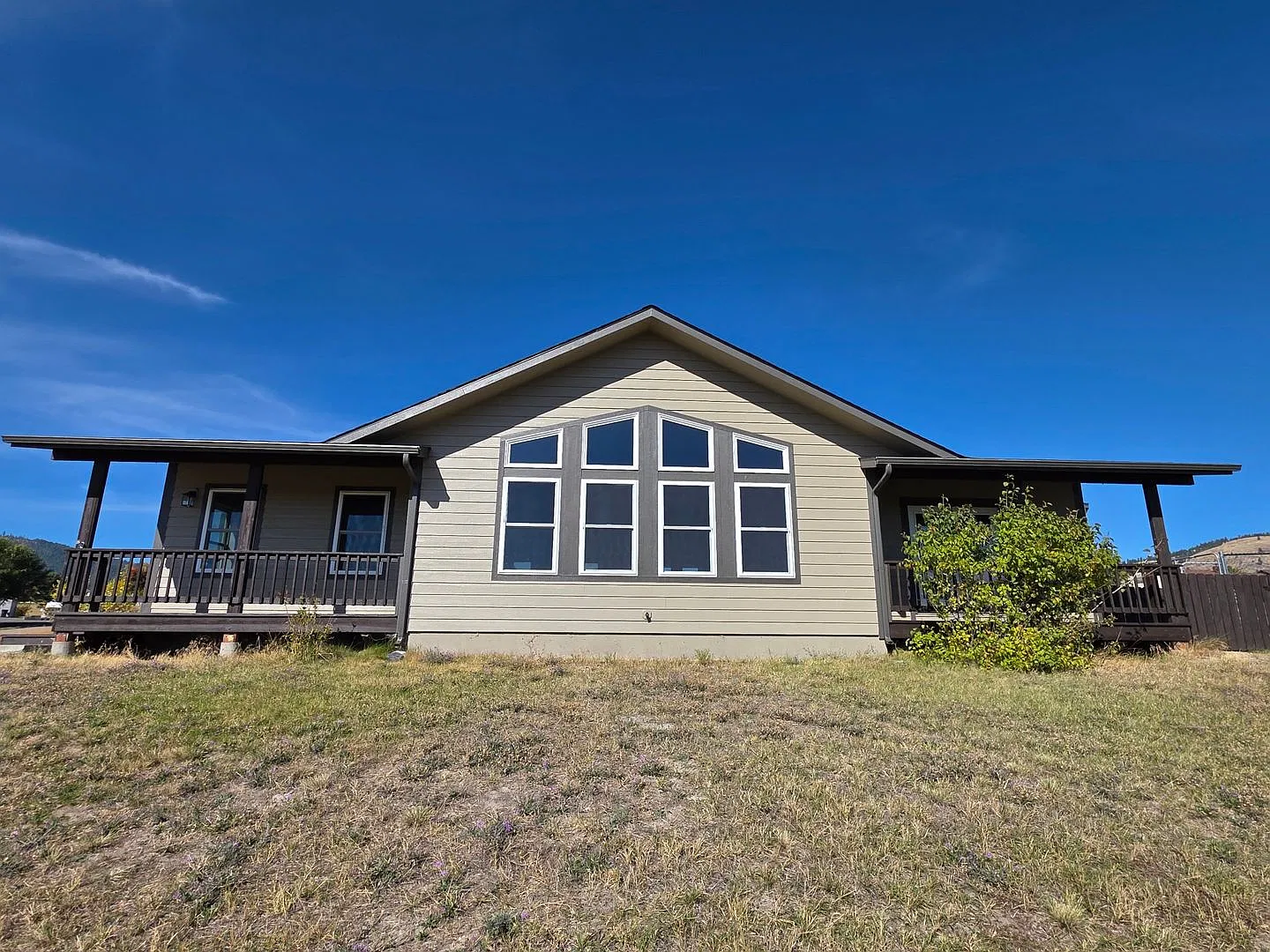 Spacious 3BDR/3BA Single Level home with a detached oversized garage/shop, complete with a kitche... — Photo 1