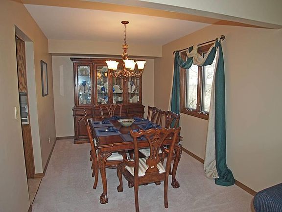 5th image of 2415 S Parkside Dr