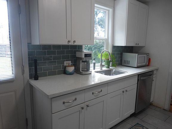 3rd image of 10738 Phinney Ave N
