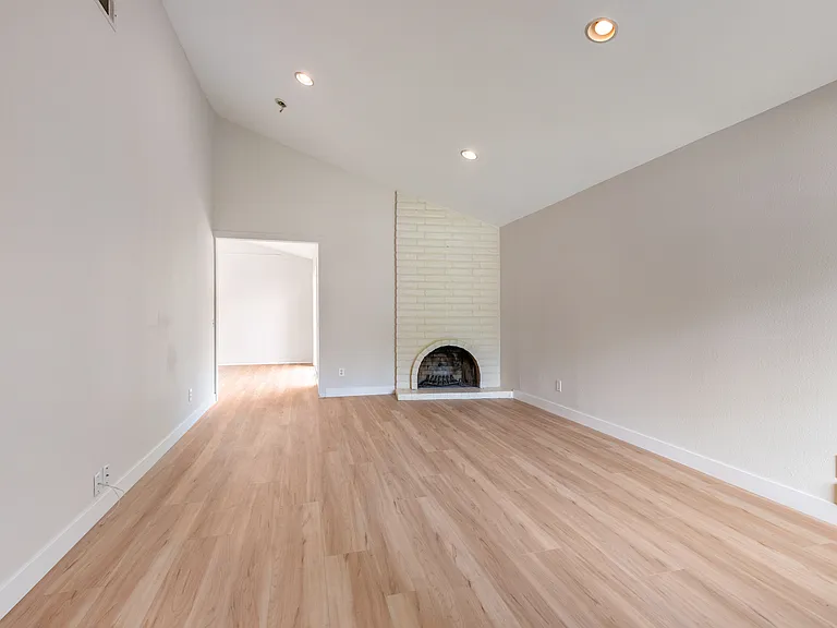 2404 Berrywood Dr — Photo 2