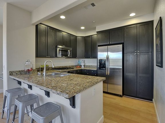 4th image of 325 Bautista Pl