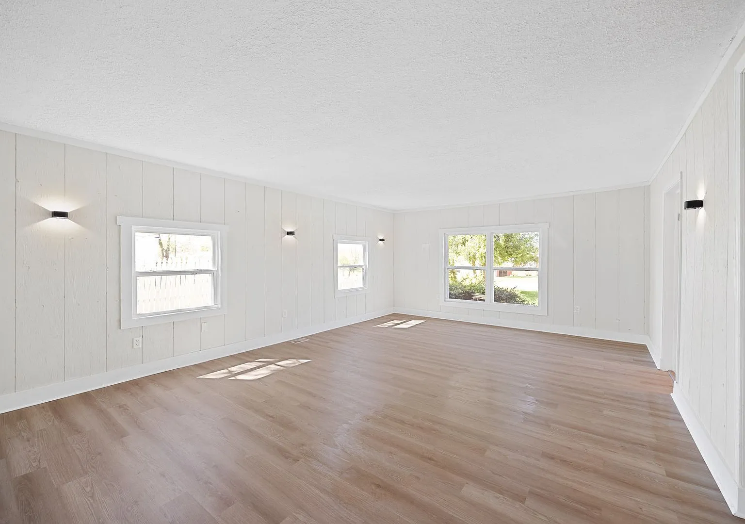 Dream House! Three Bedroom fully Renovated Ranch-style home! — Photo 3
