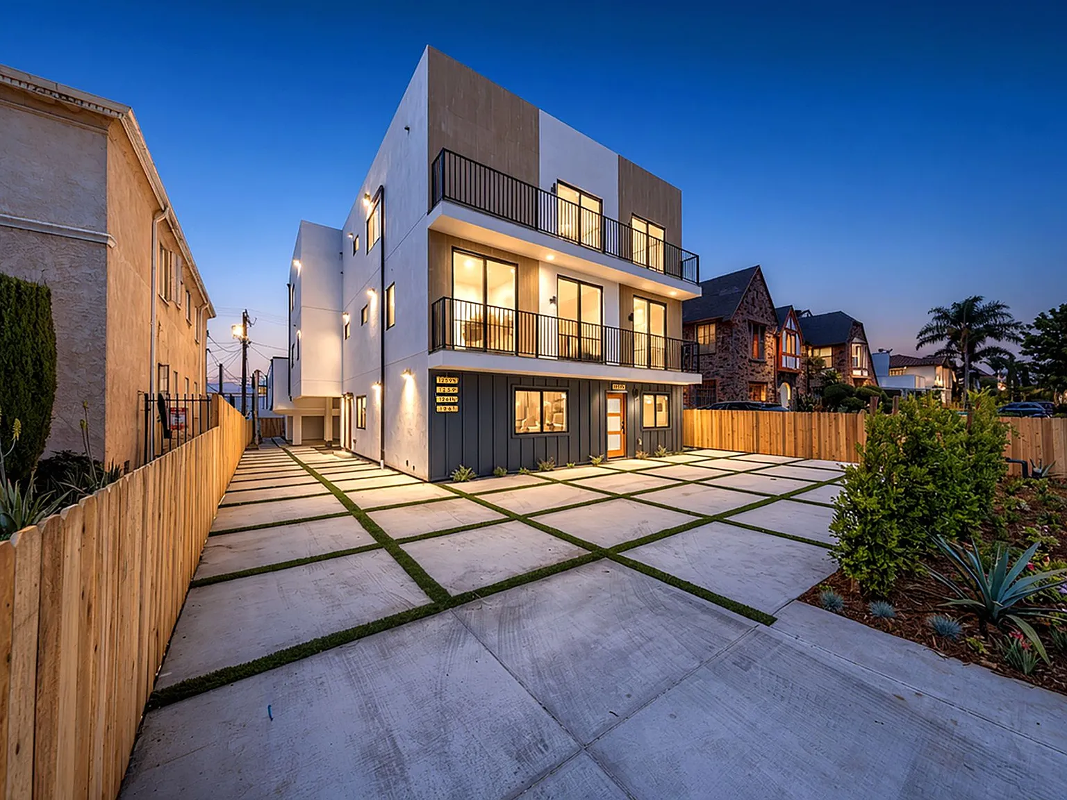 Luxury Townhomes In Prime Location — Photo 1