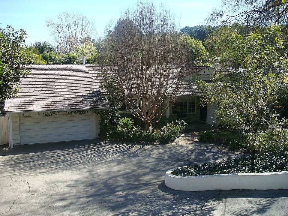 Front/drive, parking for 4 plus 2 garage
