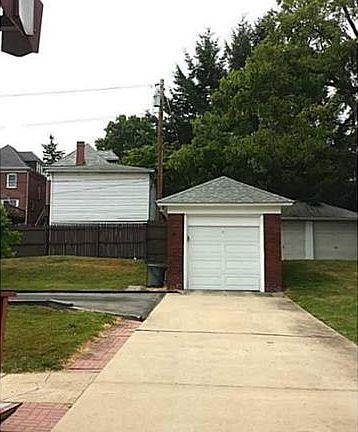 2nd image of 424 Center Ave
