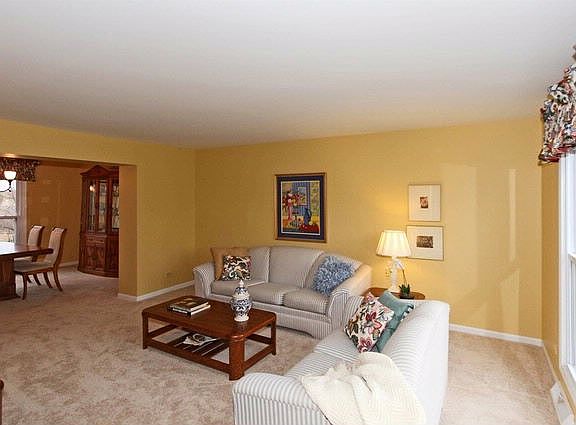 3rd image of 319 Balmoral Dr
