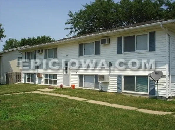 220 Clymer Rd, Hiawatha, IA