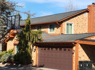 5549 Perrytown Dr, West Bloomfield, MI 48322