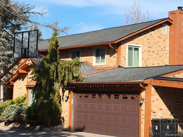 5549 Perrytown Dr, West Bloomfield, MI 48322