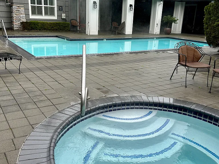 Community pool & spa