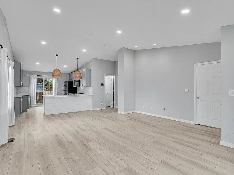 8065 Eagleview Dr — Photo 7