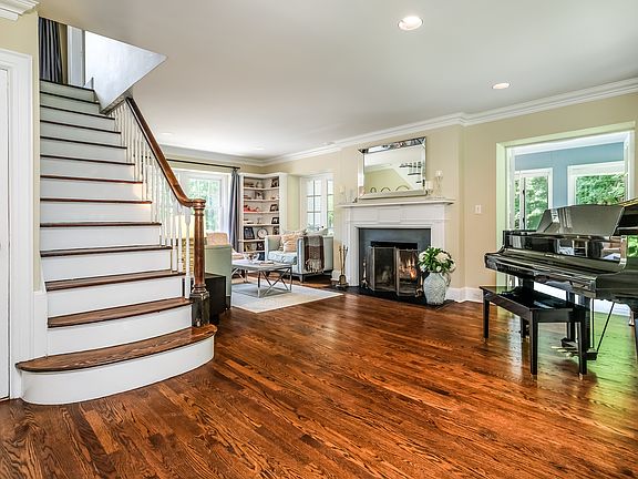 5th image of 810 Lake St